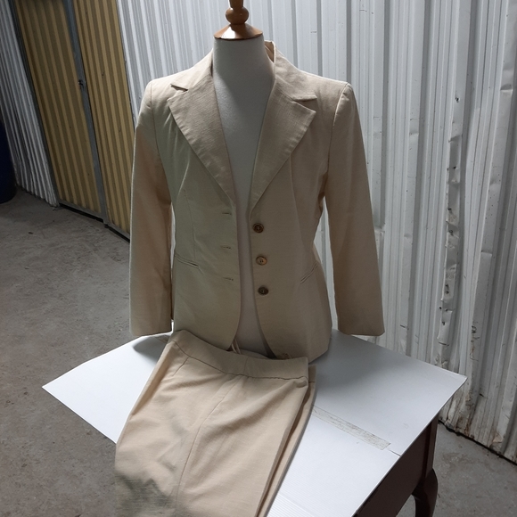 Ladies clothing - Picture 3 of 8